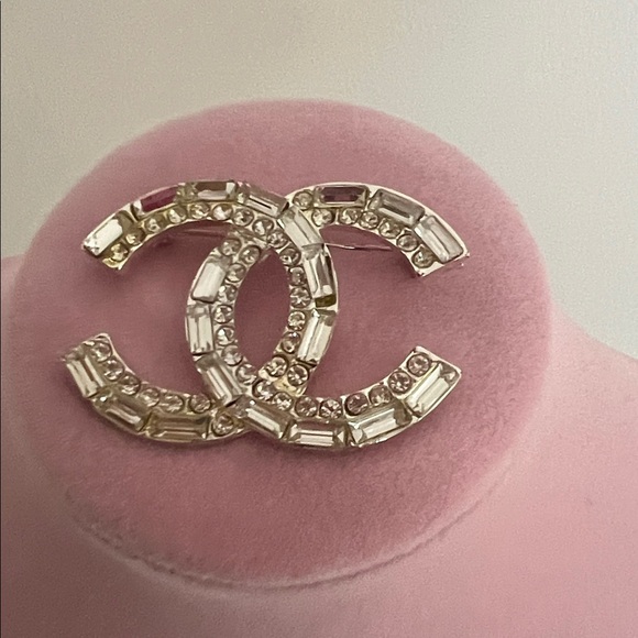 Luxurious Crystal-Embellished Gold and Silver Brooch - Picture 3 of 4